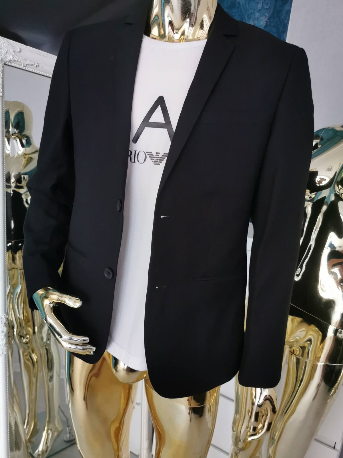 M/L dydžio juodas švarkas