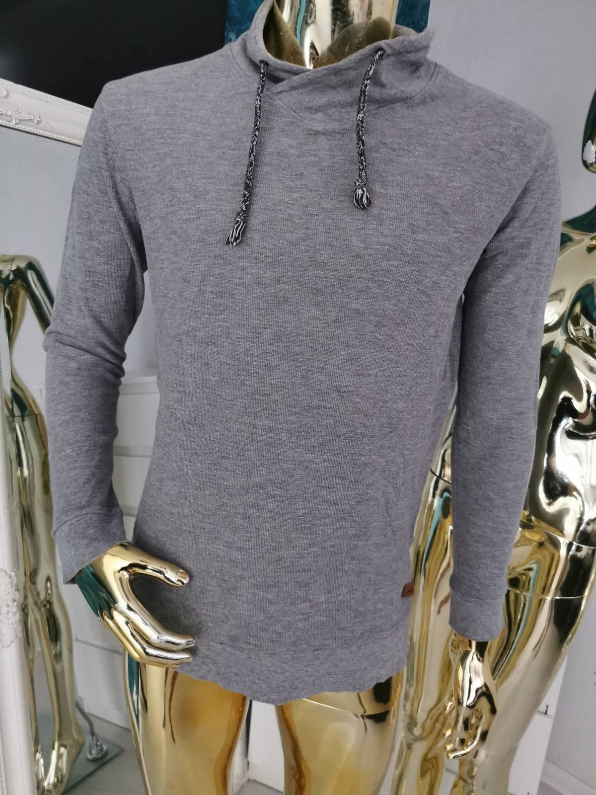 M dydžio pilkas megztinis su reguliuojamu kaklu