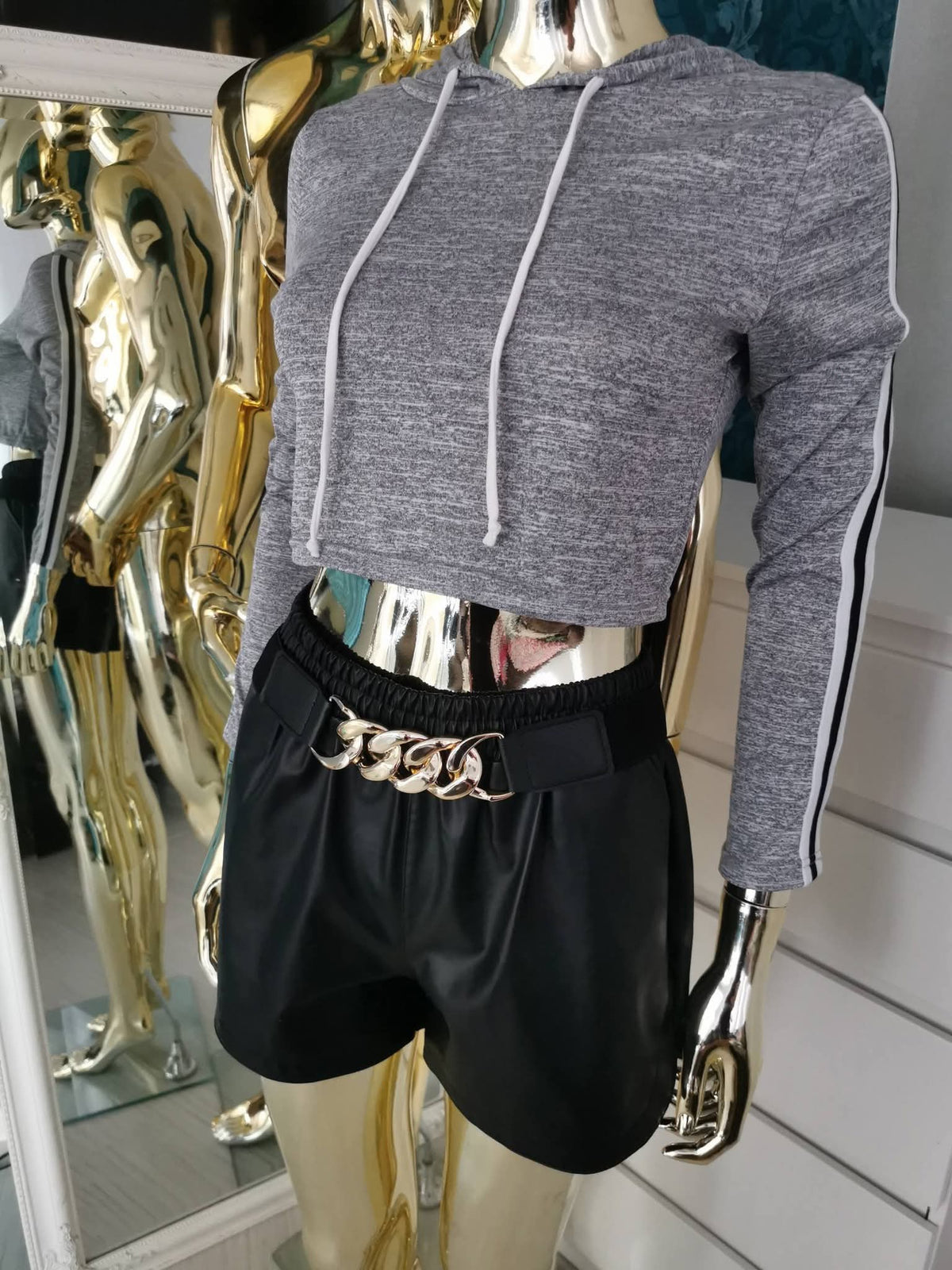 S/M dydžio pilkas crop top stiliaus džemperis