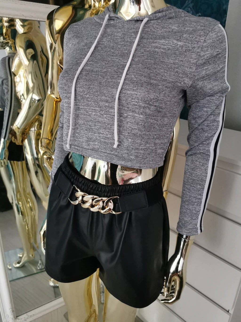 S/M dydžio pilkas crop top stiliaus džemperis