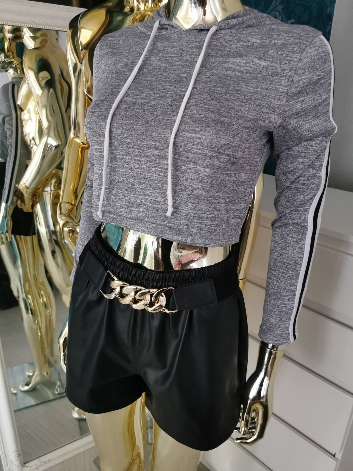 S/M dydžio pilkas crop top stiliaus džemperis