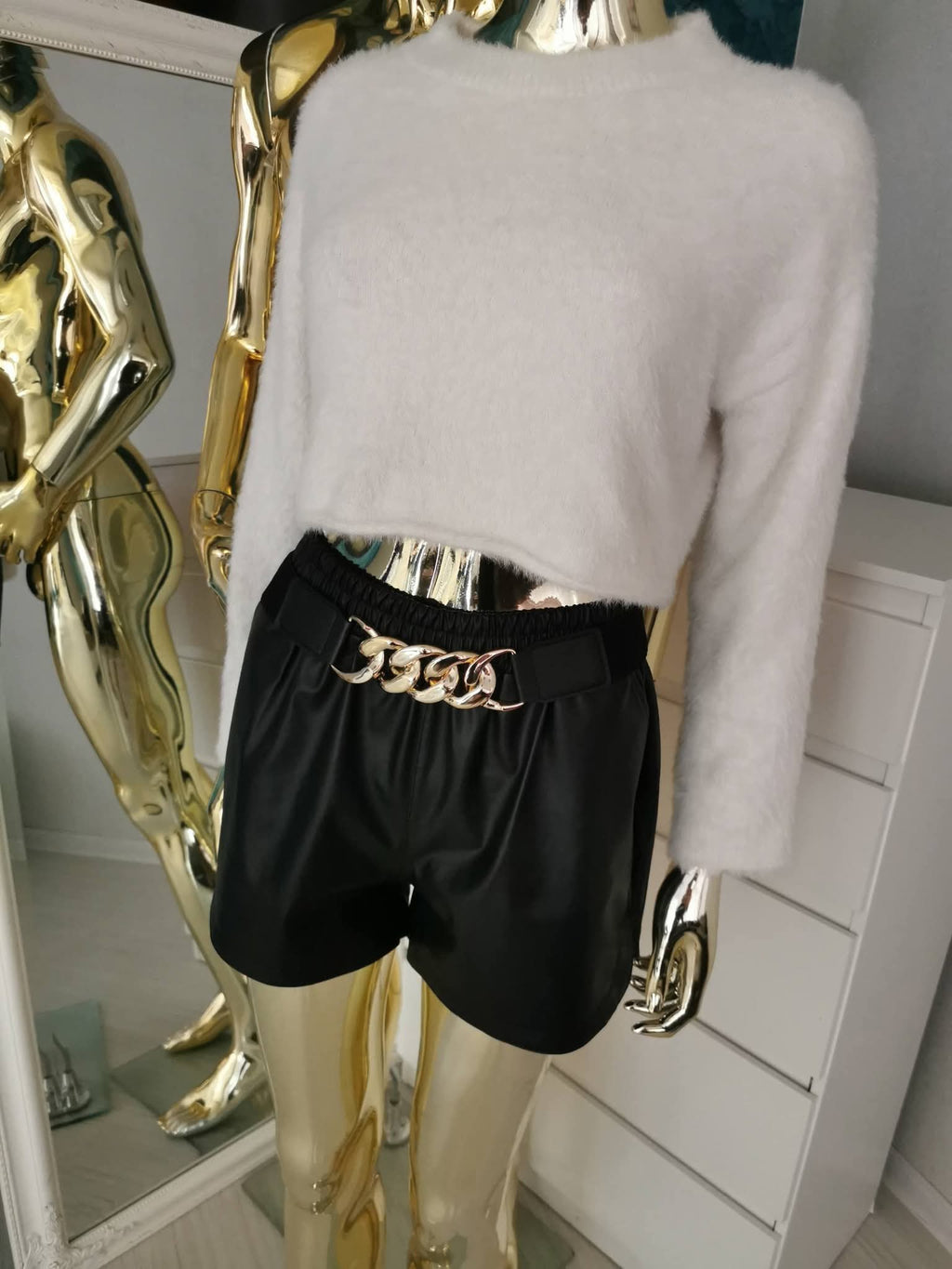 XS pūkuotas crop top stiliaus megztinis