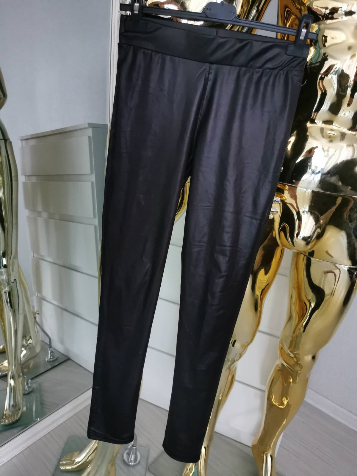 M/L dydžio odos imitacijos tamprės