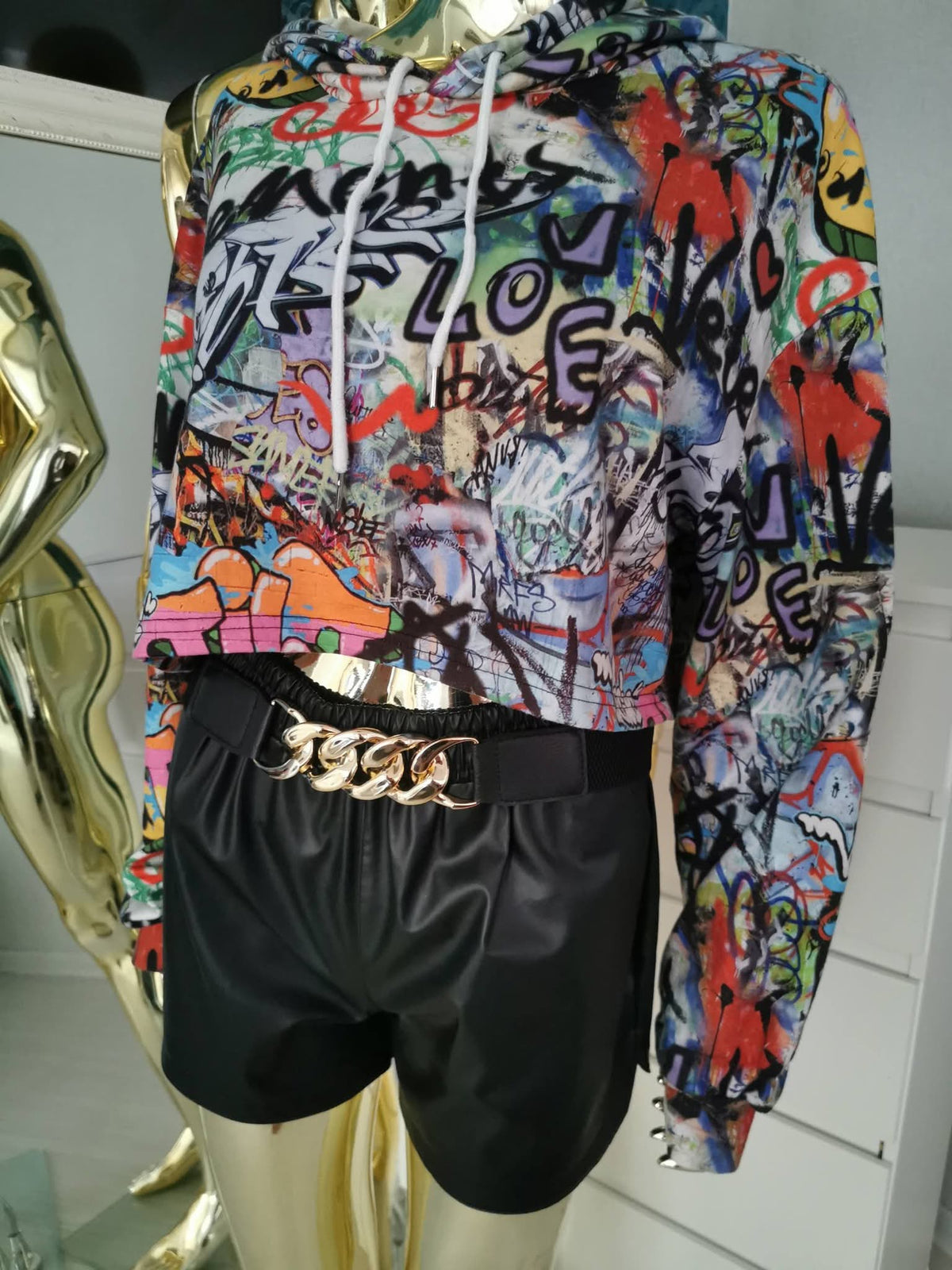 2XL dydžio crop top stiliaus džemperis