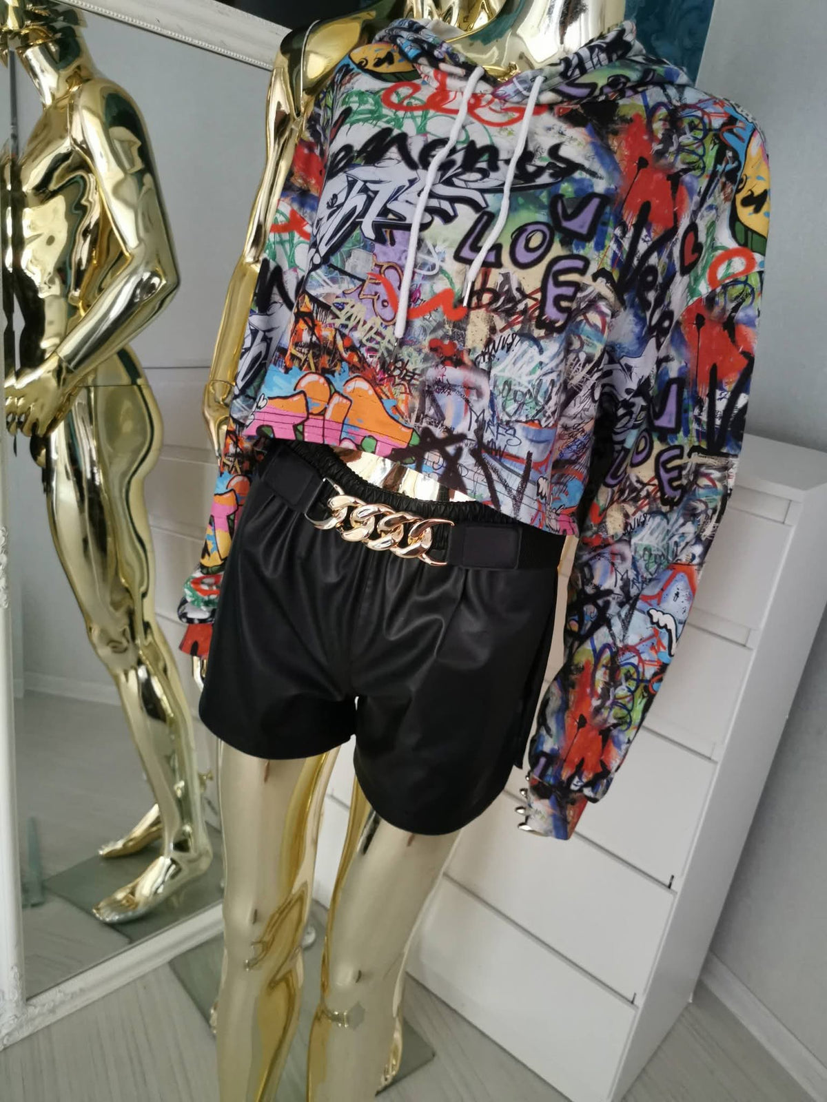 2XL dydžio crop top stiliaus džemperis