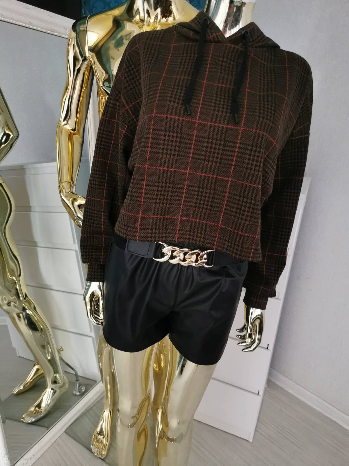 L dydžio languotas crop top stiliaus džemperis