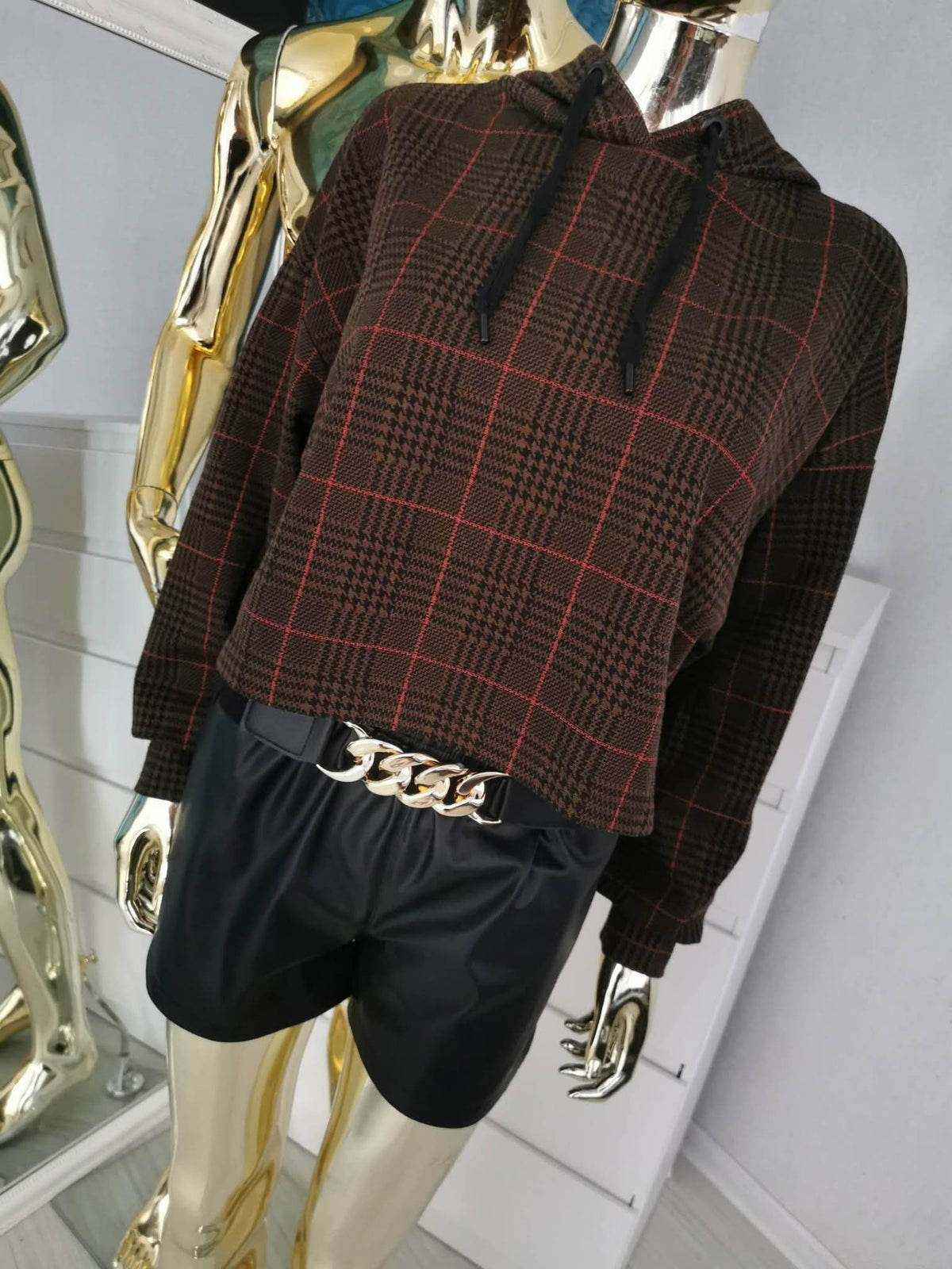 L dydžio languotas crop top stiliaus džemperis