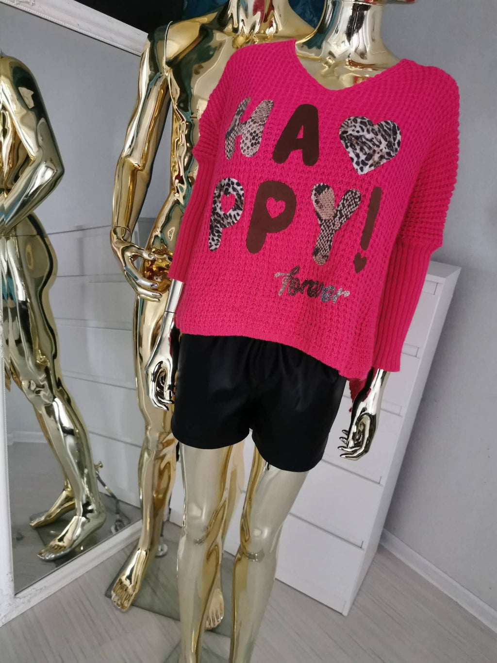 Ryškus, žaismingas megztinis su užrašu „Happy forever“