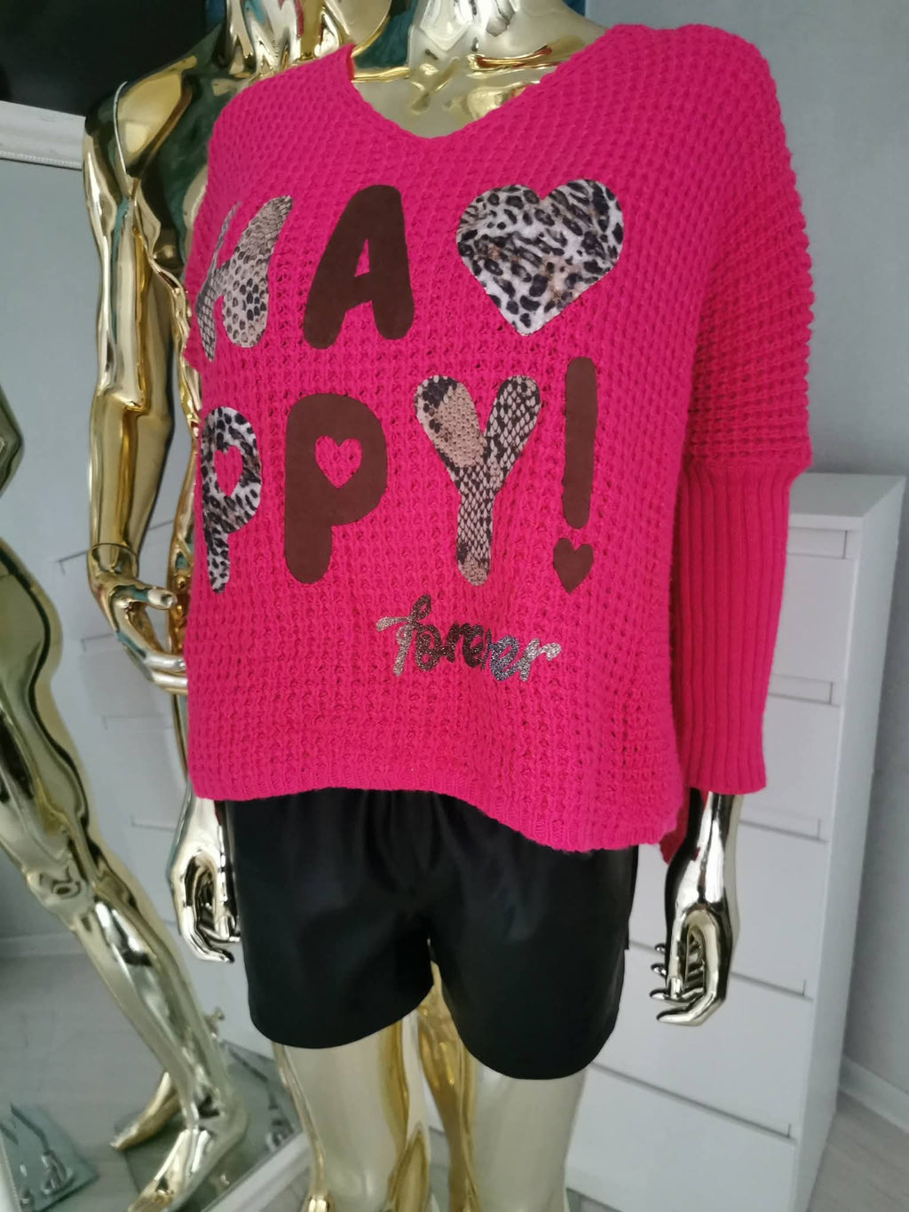 Ryškus, žaismingas megztinis su užrašu „Happy forever“