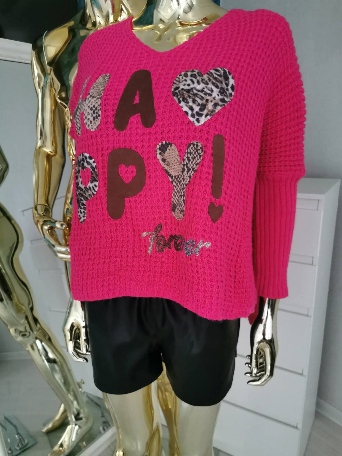 Ryškus, žaismingas megztinis su užrašu „Happy forever“