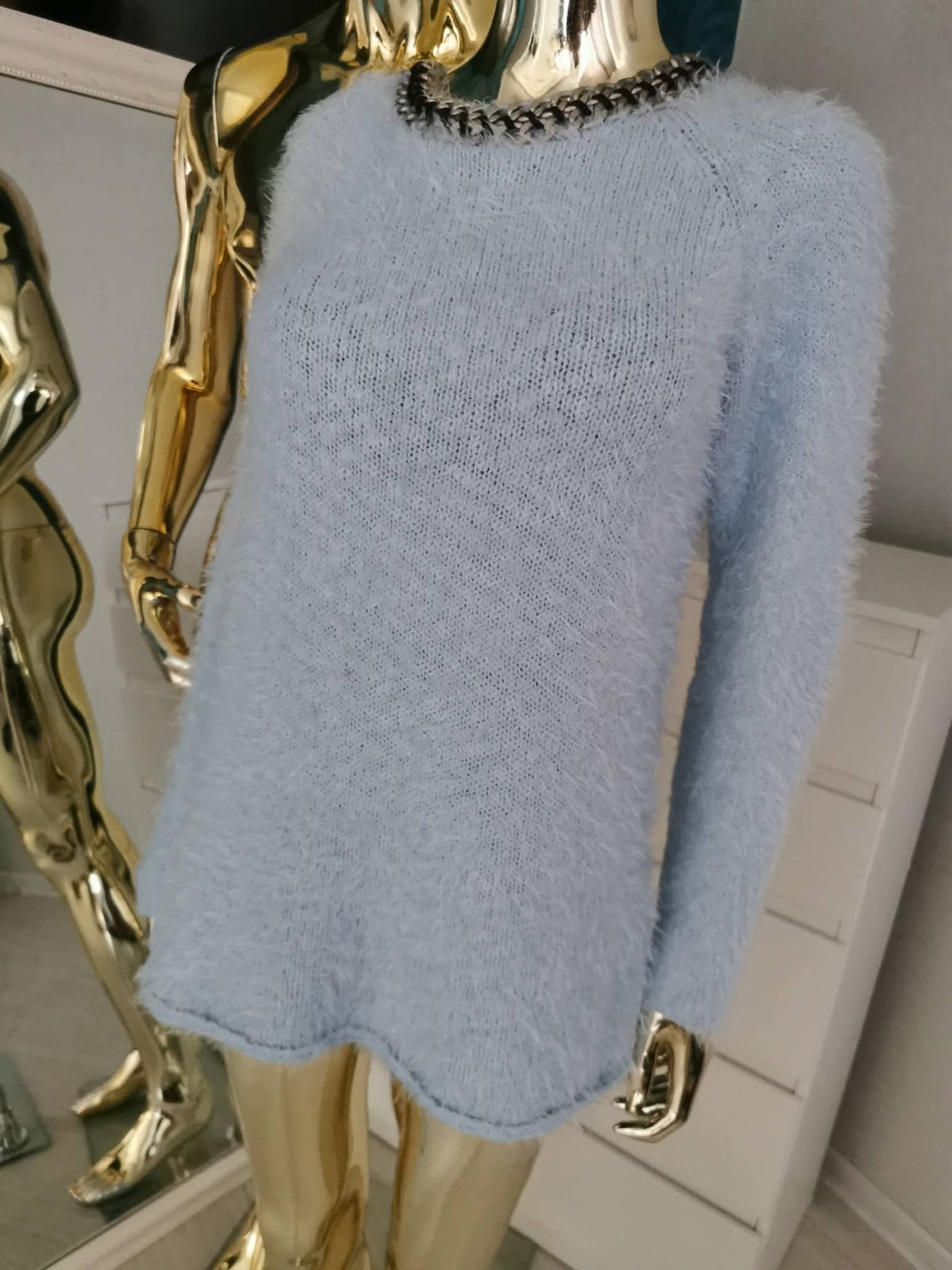 S dydžio pūkuotas žydras megztinis