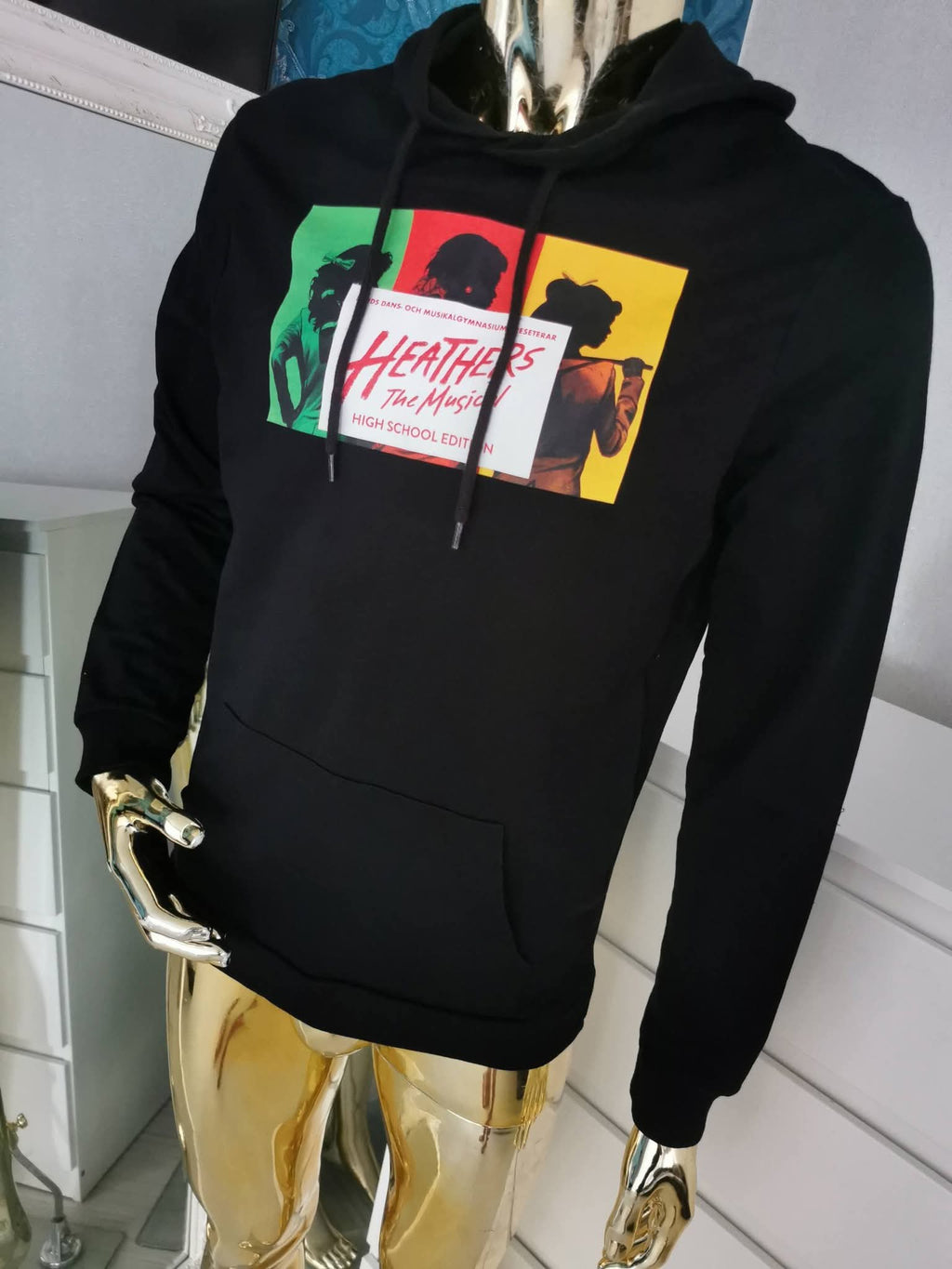Išskirtinio printo vyriškas džemperis su gobtuvu ir užrašu „Heathers The Musical“ ( M dydžio )