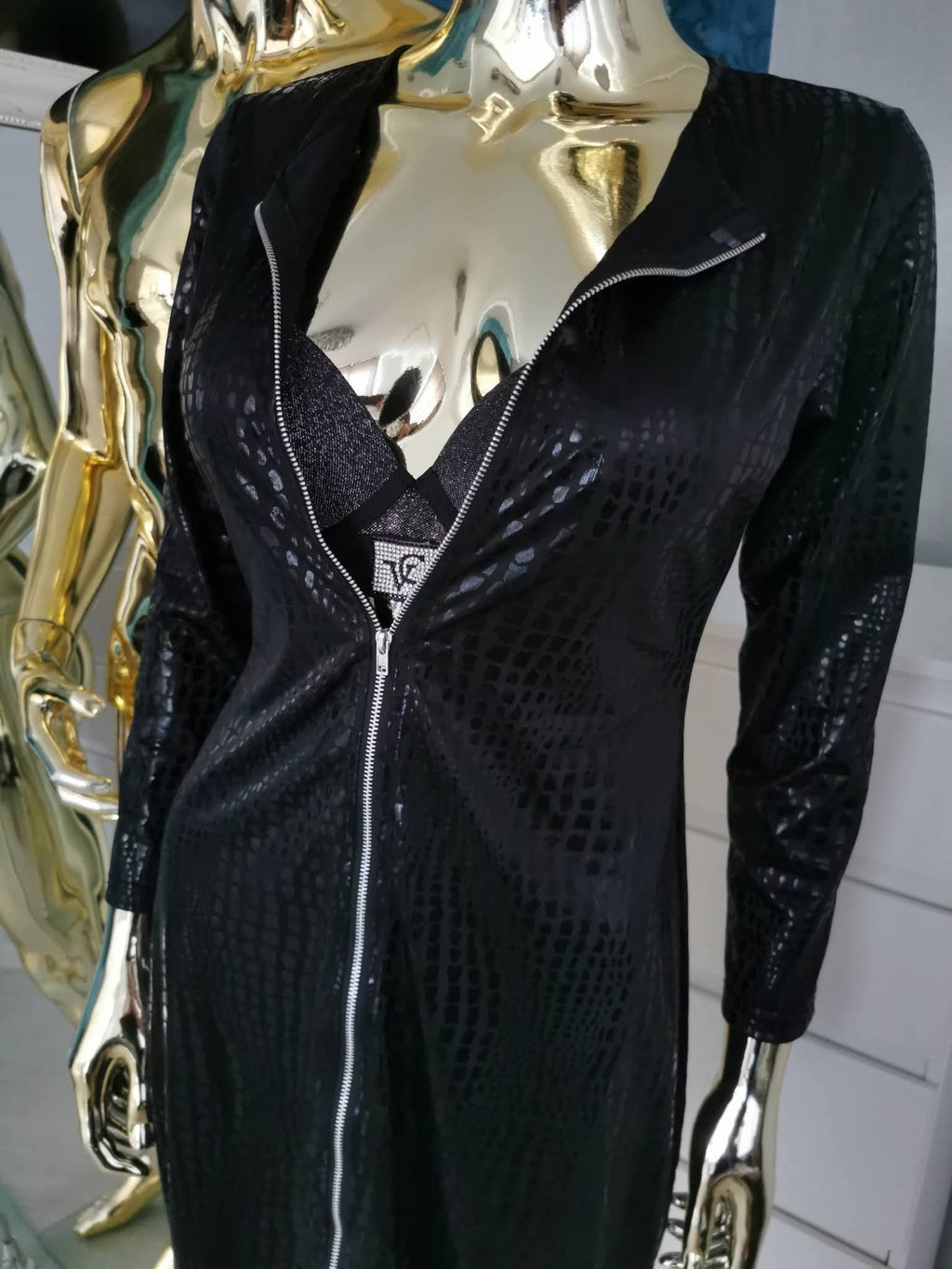 Juoda suknelė su užtrauktuku per visą ilgį ( M dydžio )