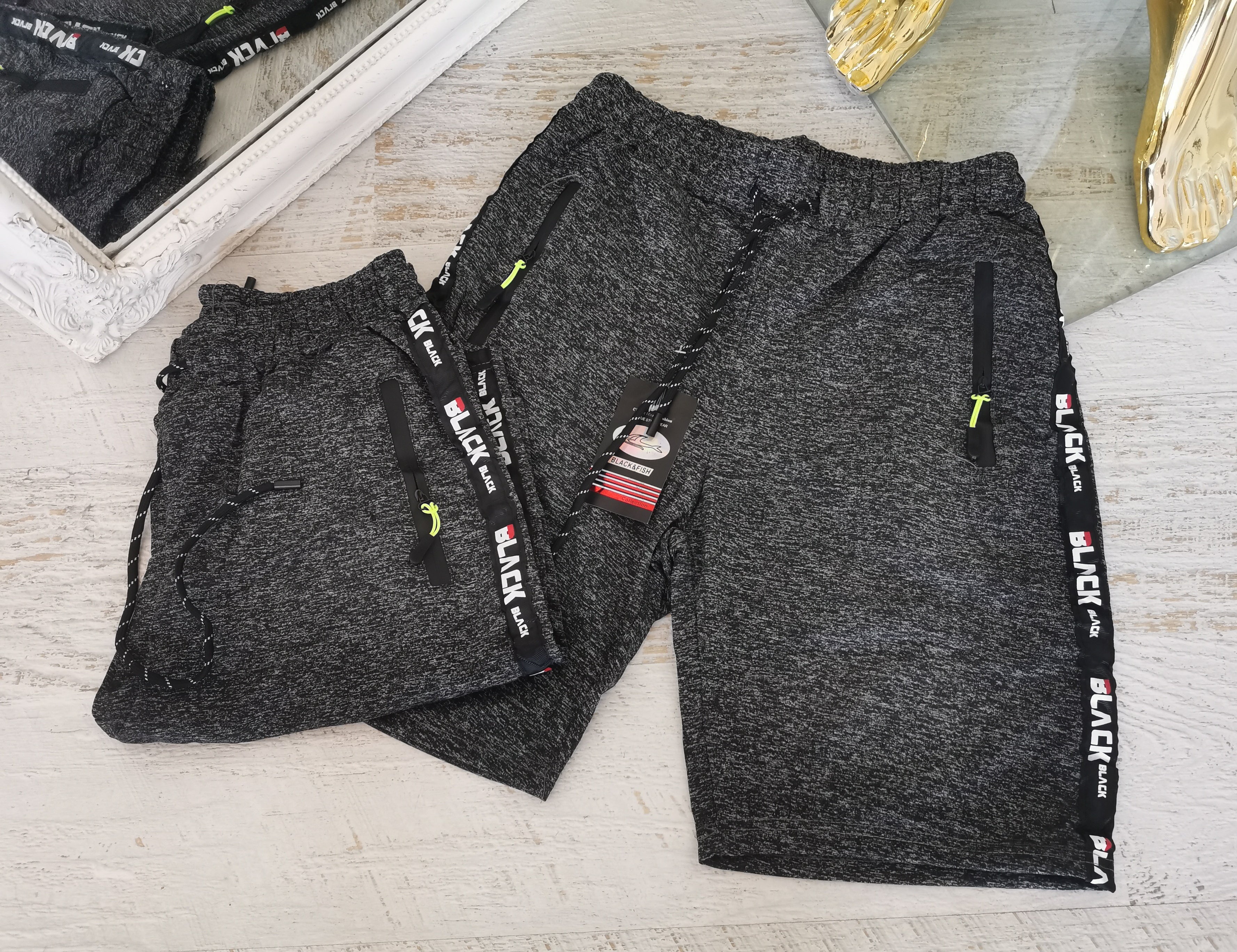 Šortai su užrašu BLACK
