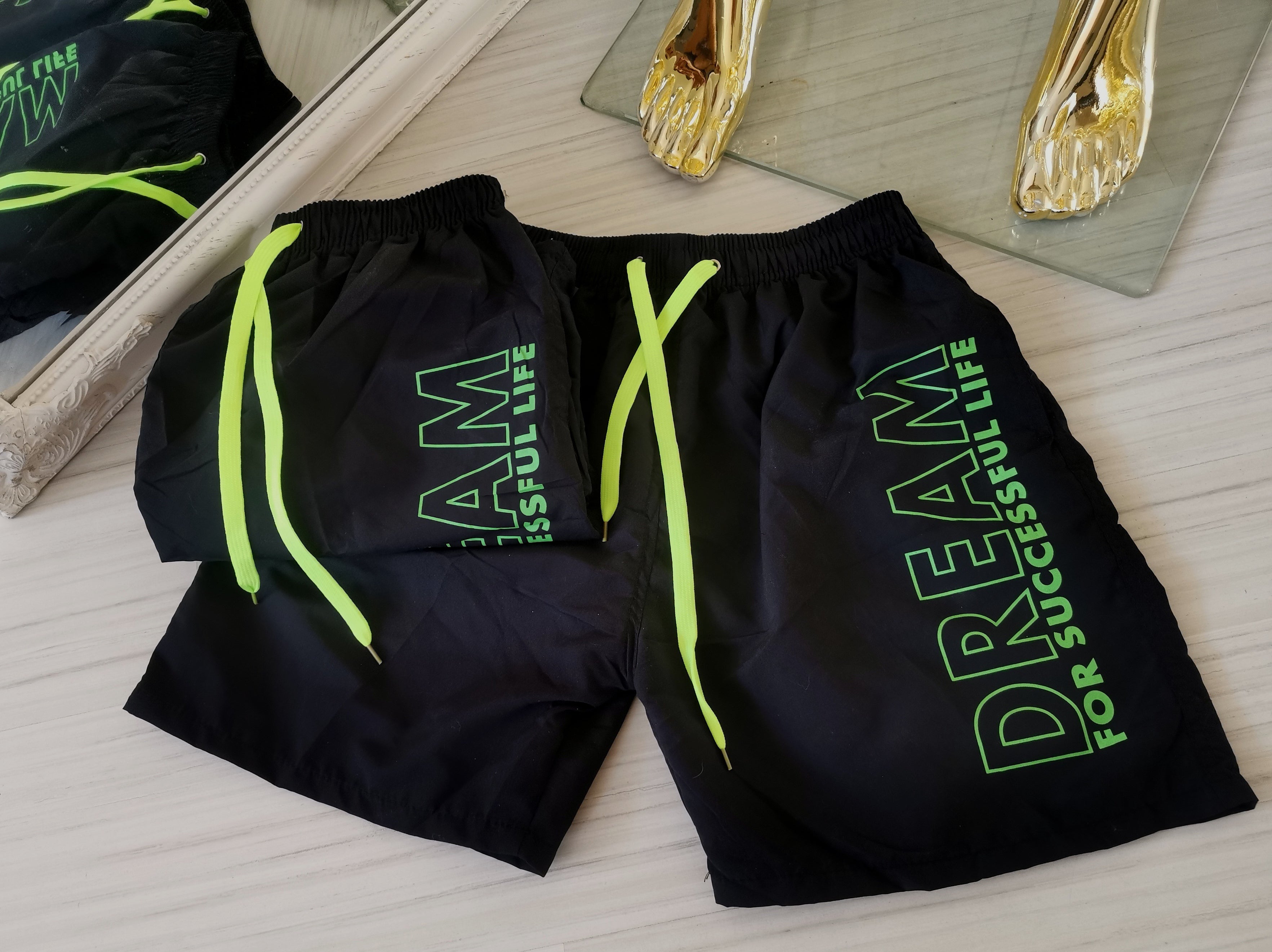 Šortai su DREAM užrašu