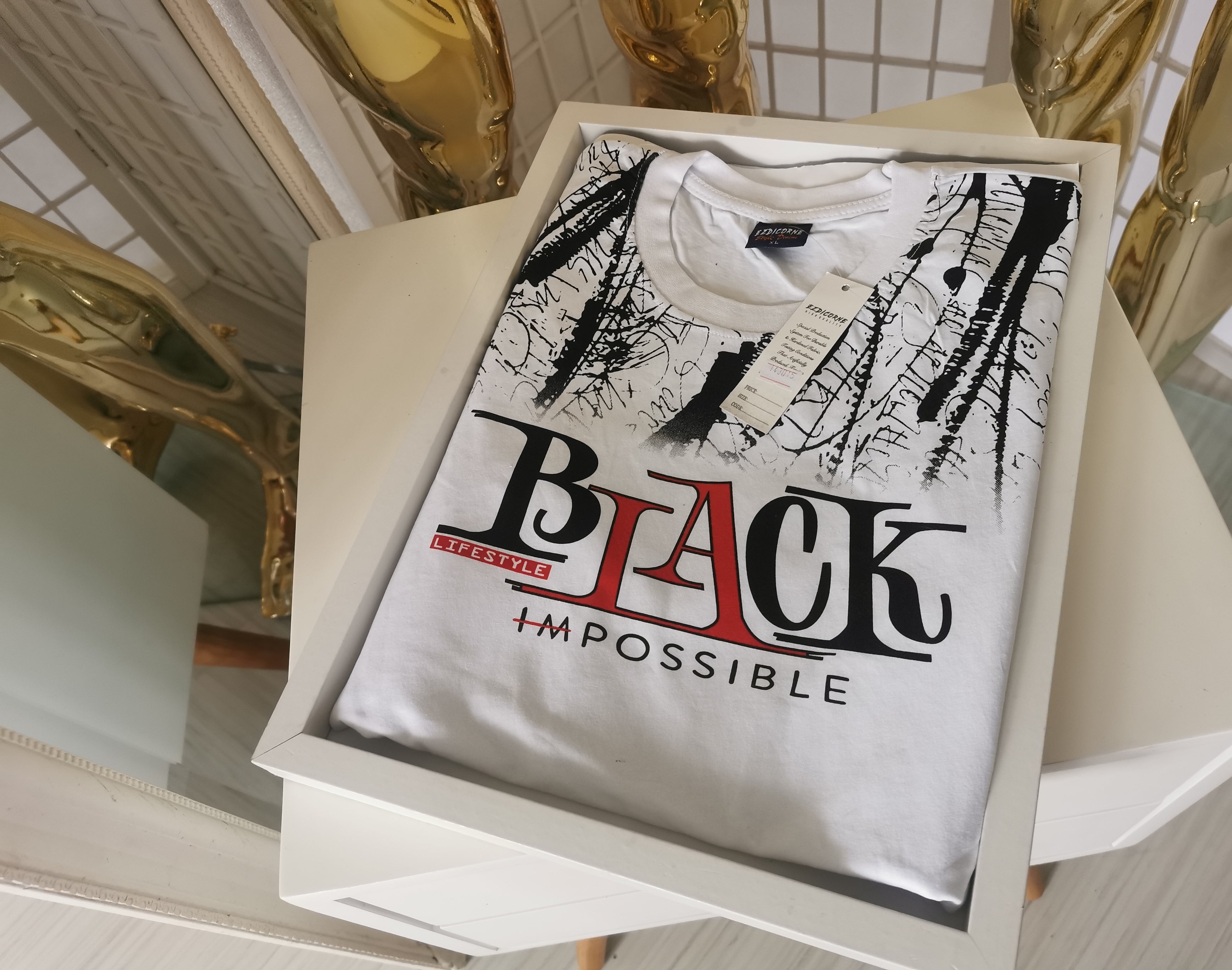 Balti marškinėliai su užrašu BLACK