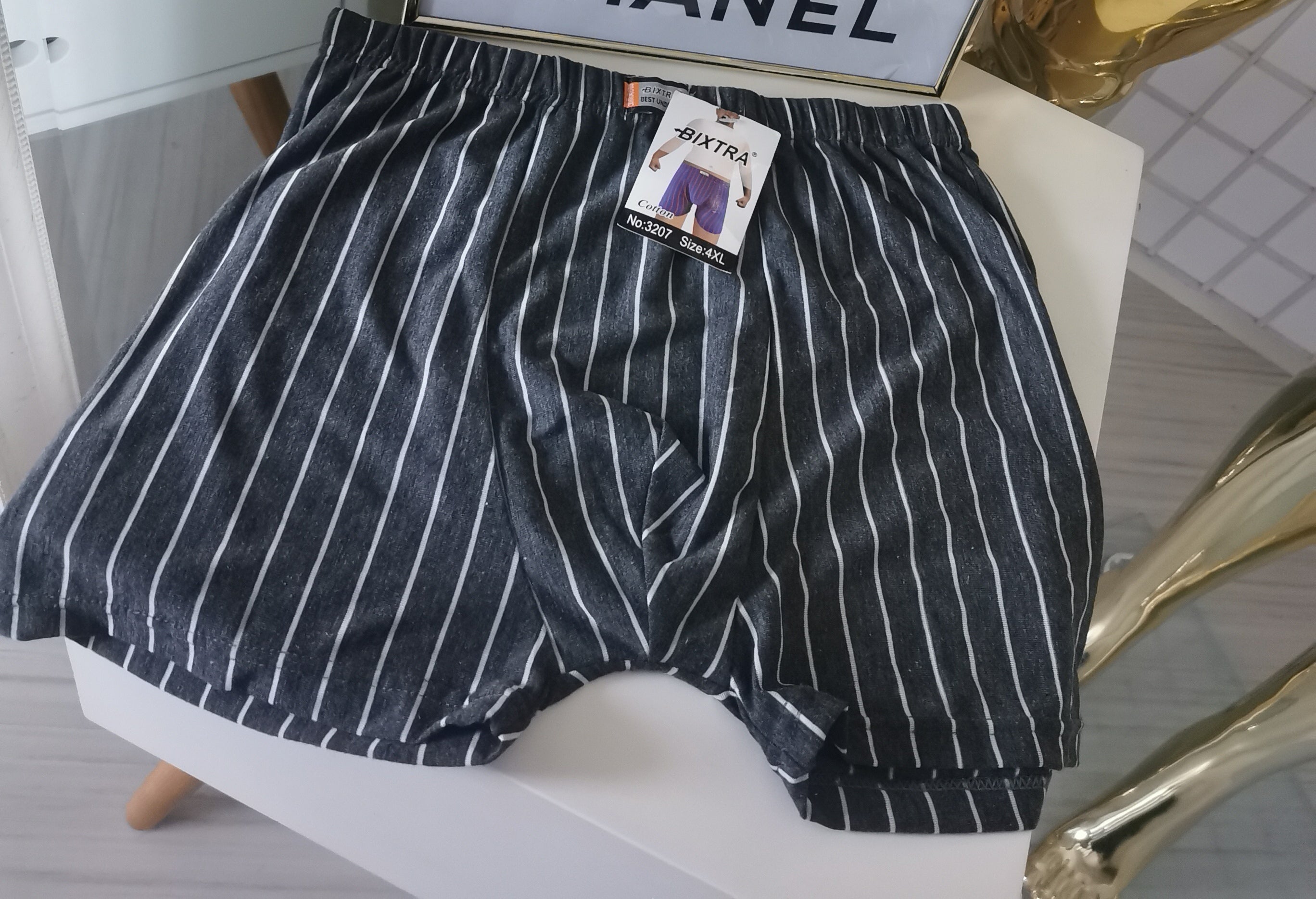 Dryžuoti pilki bokseriai