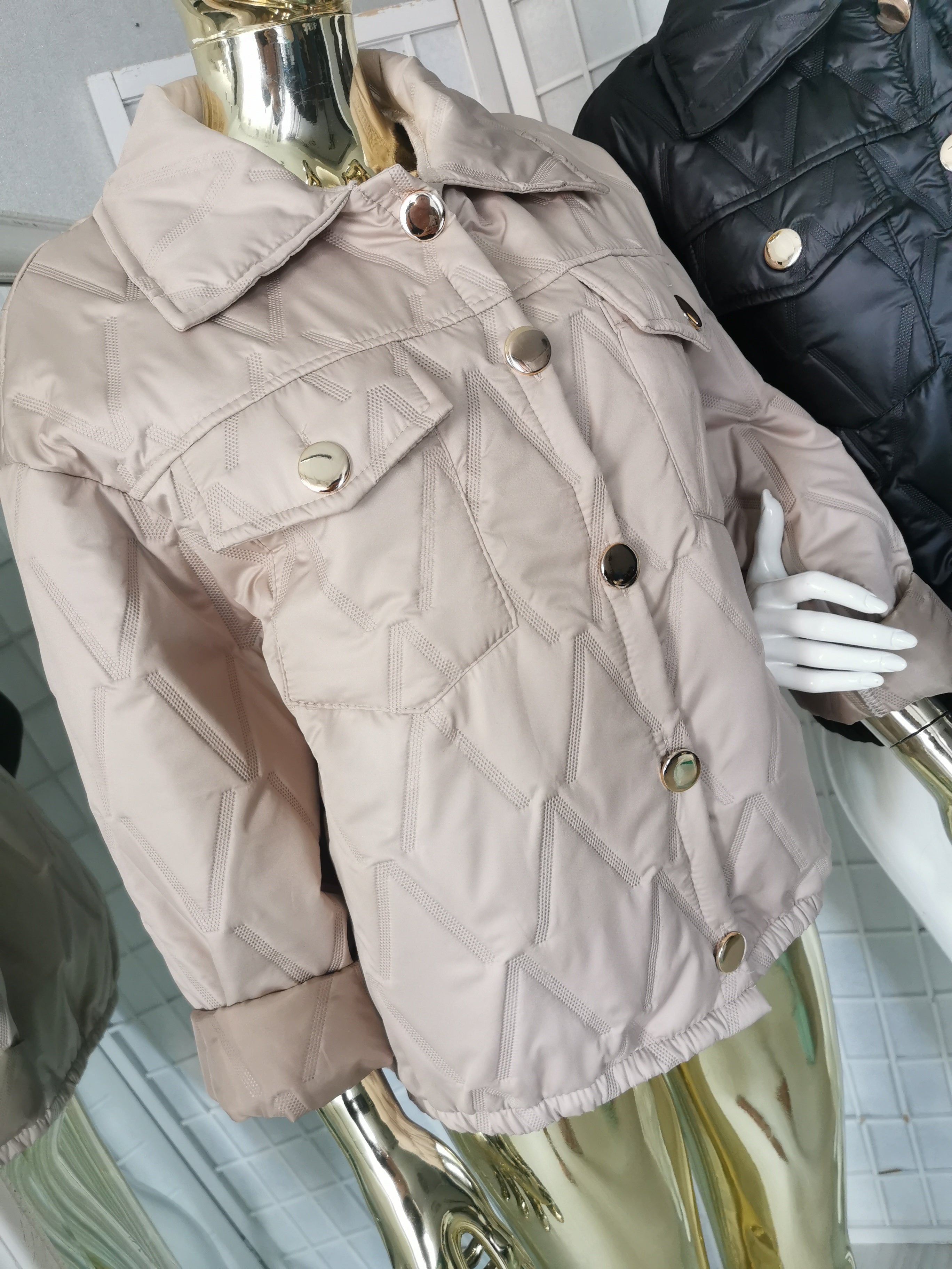Oversize nude spalvos striukė su aukso spalvos sagomis