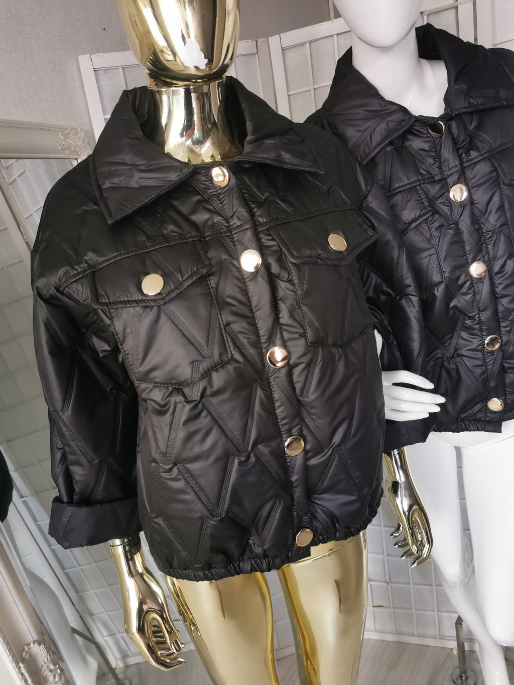 Oversize juoda striukė su aukso spalvos sagomis