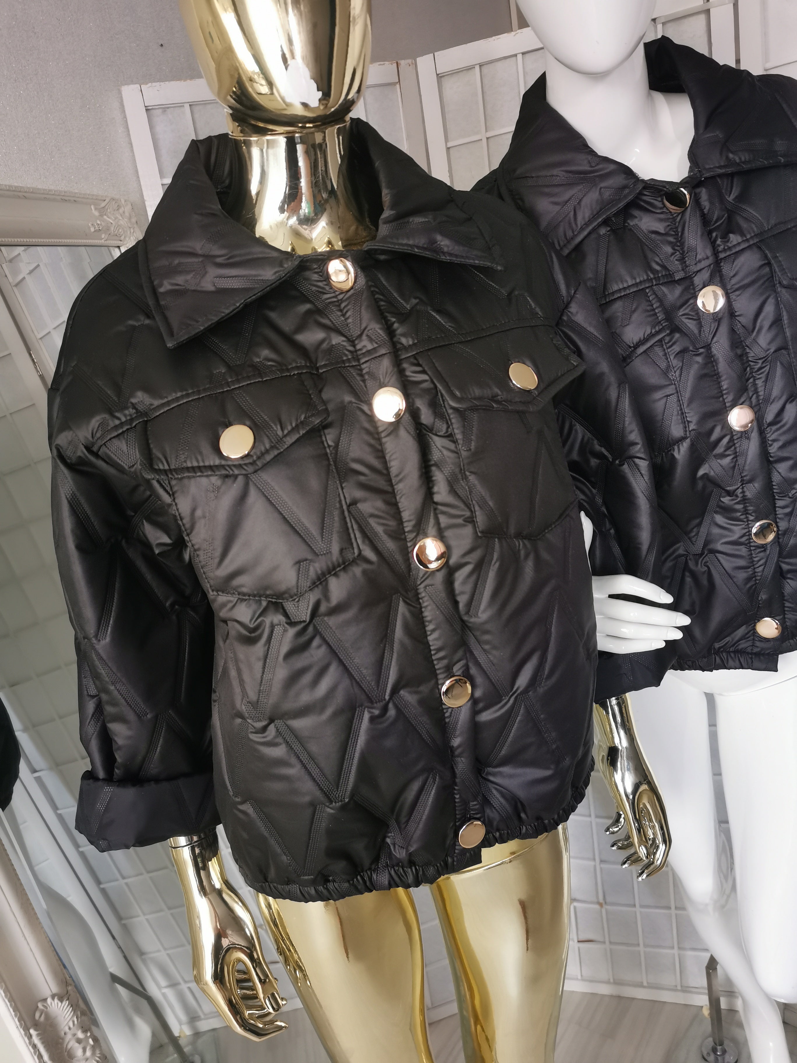 Oversize juoda striukė su aukso spalvos sagomis