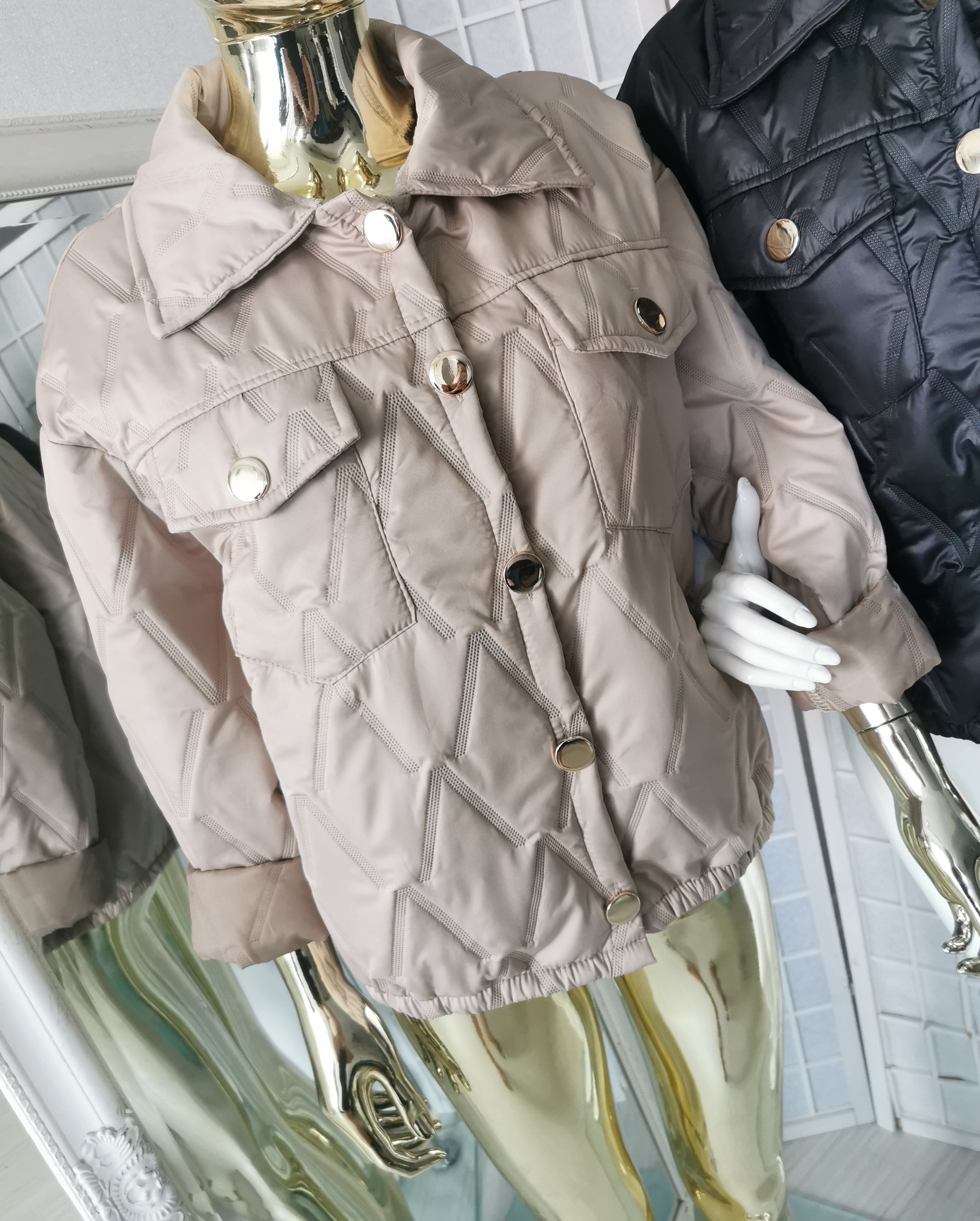 Oversize nude spalvos striukė su aukso spalvos sagomis