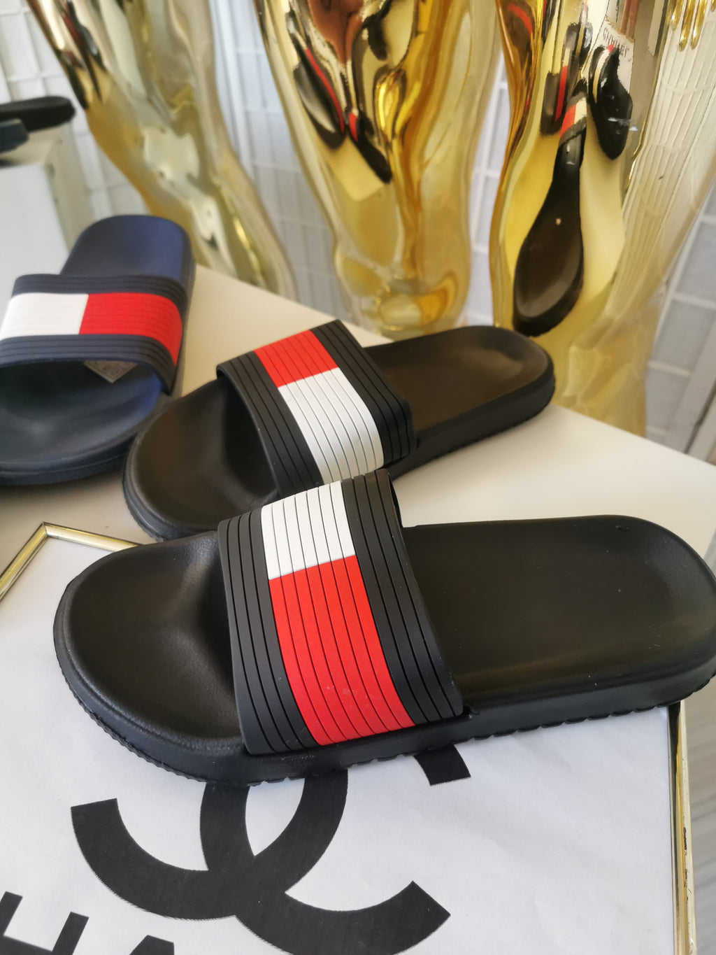 Juodos tapkės su raudonos ir baltos spalvos detalėmis
