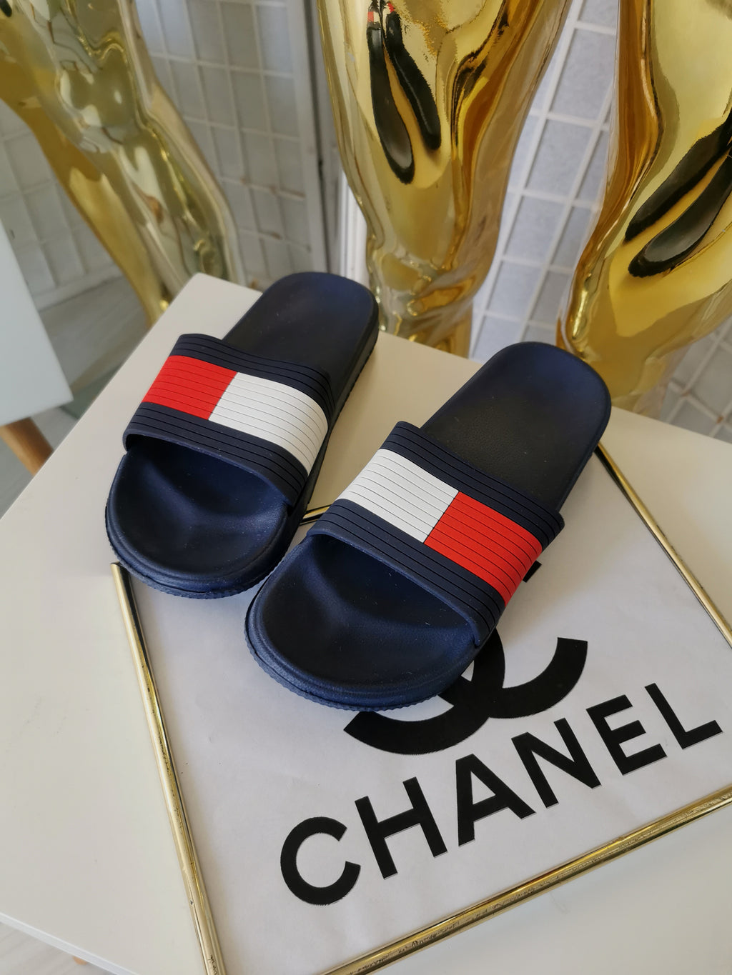 Mėlynos tapkės su raudonos ir baltos spalvos detalėmis