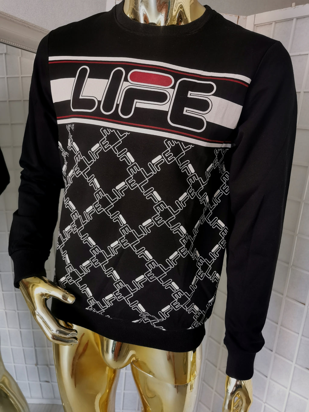 Juodas džemperis su užrašu  „LIFE“