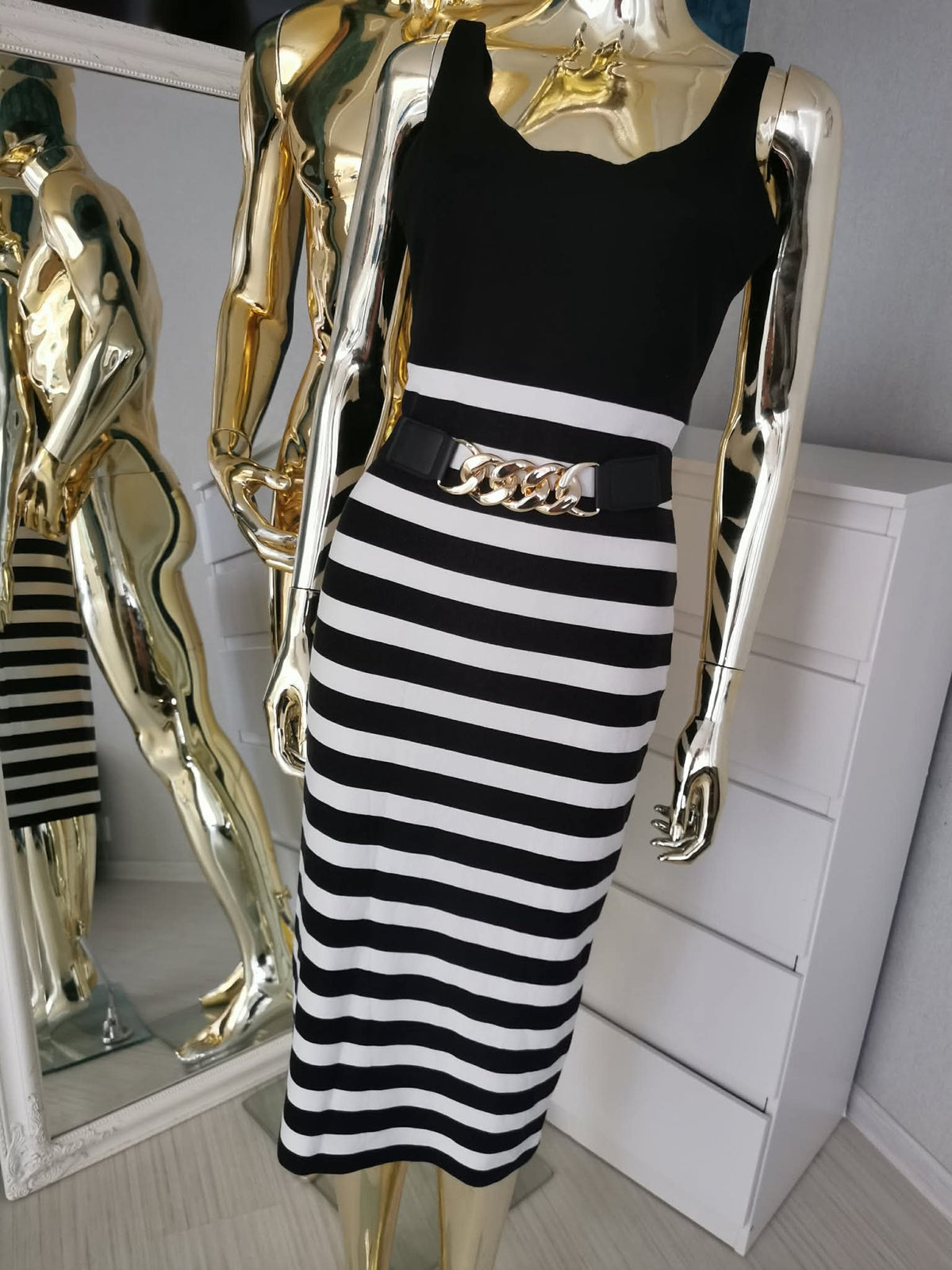 L dydžio stilinga dryžuota suknelė iki kelių