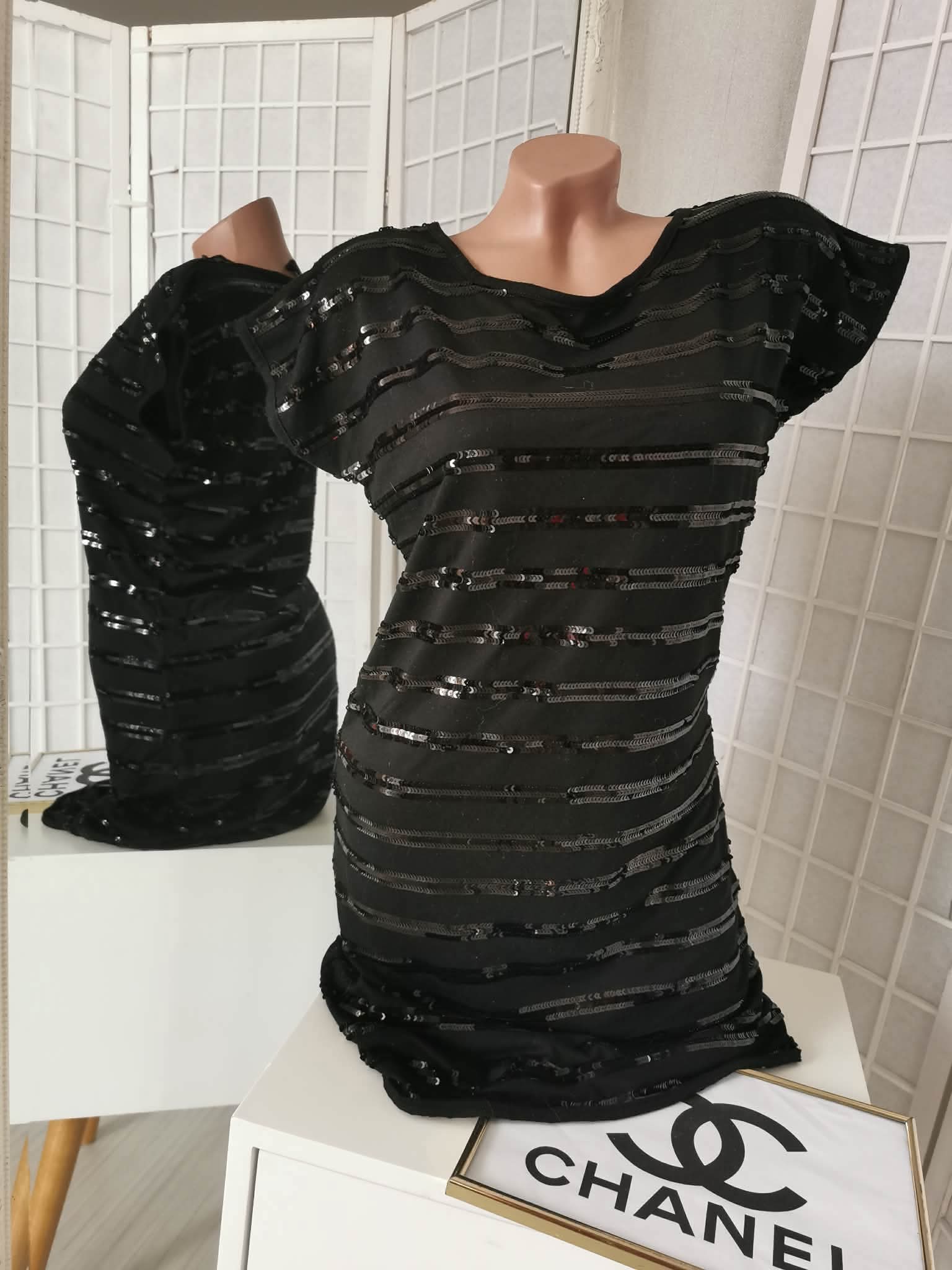 S dydžio elegantiška juoda suknelė