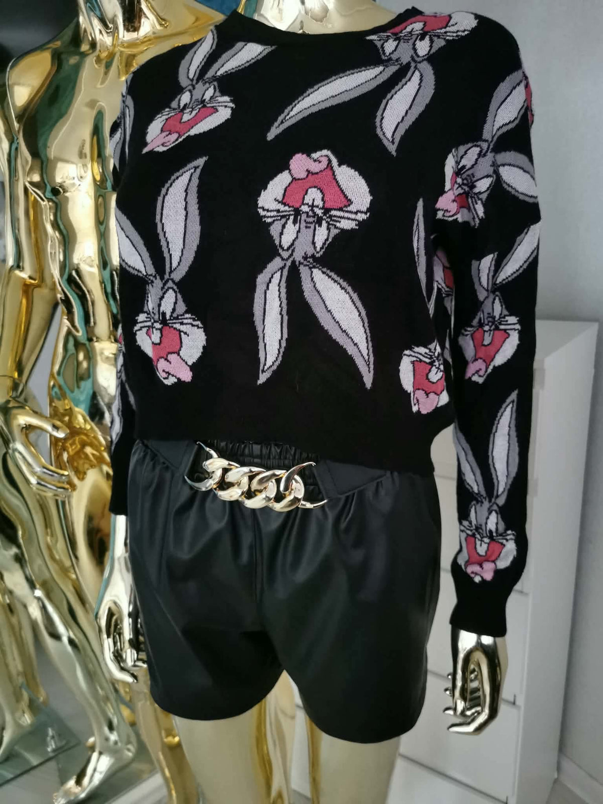 S dydžio žaismingas crop top stiliaus megztinis