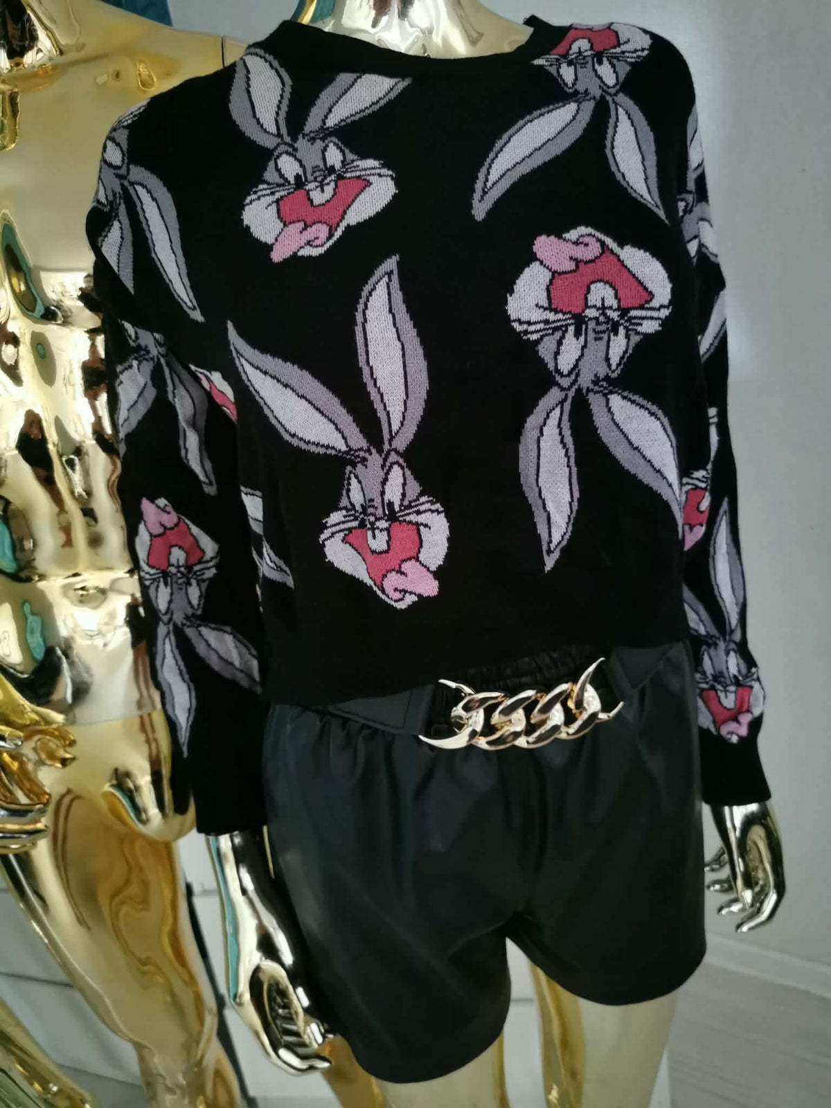 S dydžio žaismingas crop top stiliaus megztinis