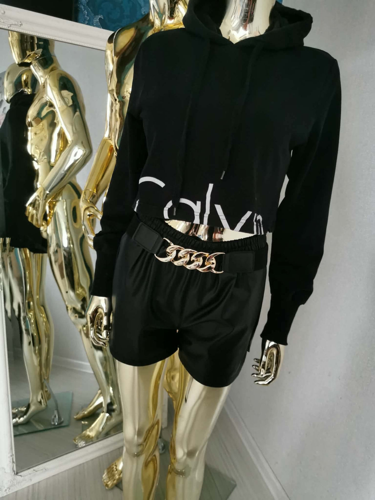 XL dydžio juodas crop top stiliaus džemperis