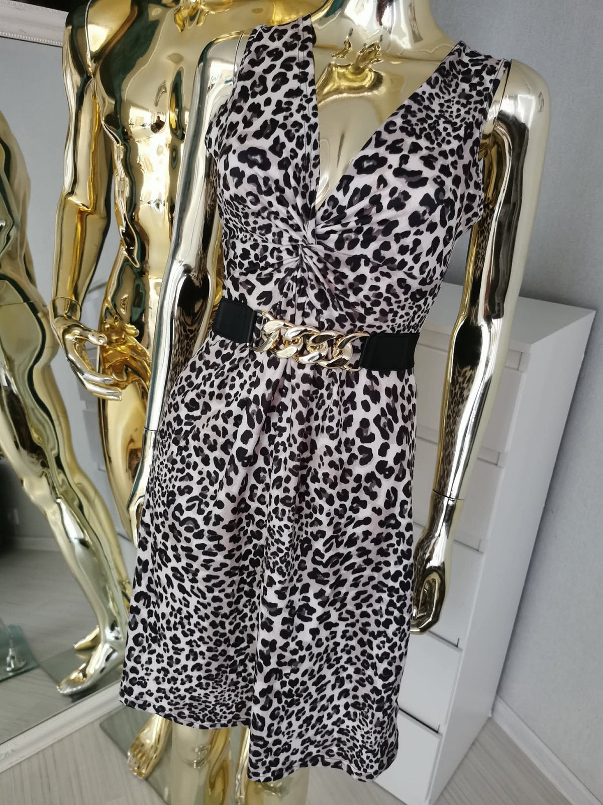S dydžio leopardo rašto suknelė