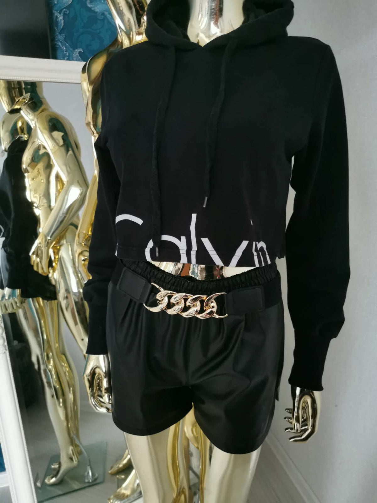 XL dydžio juodas crop top stiliaus džemperis