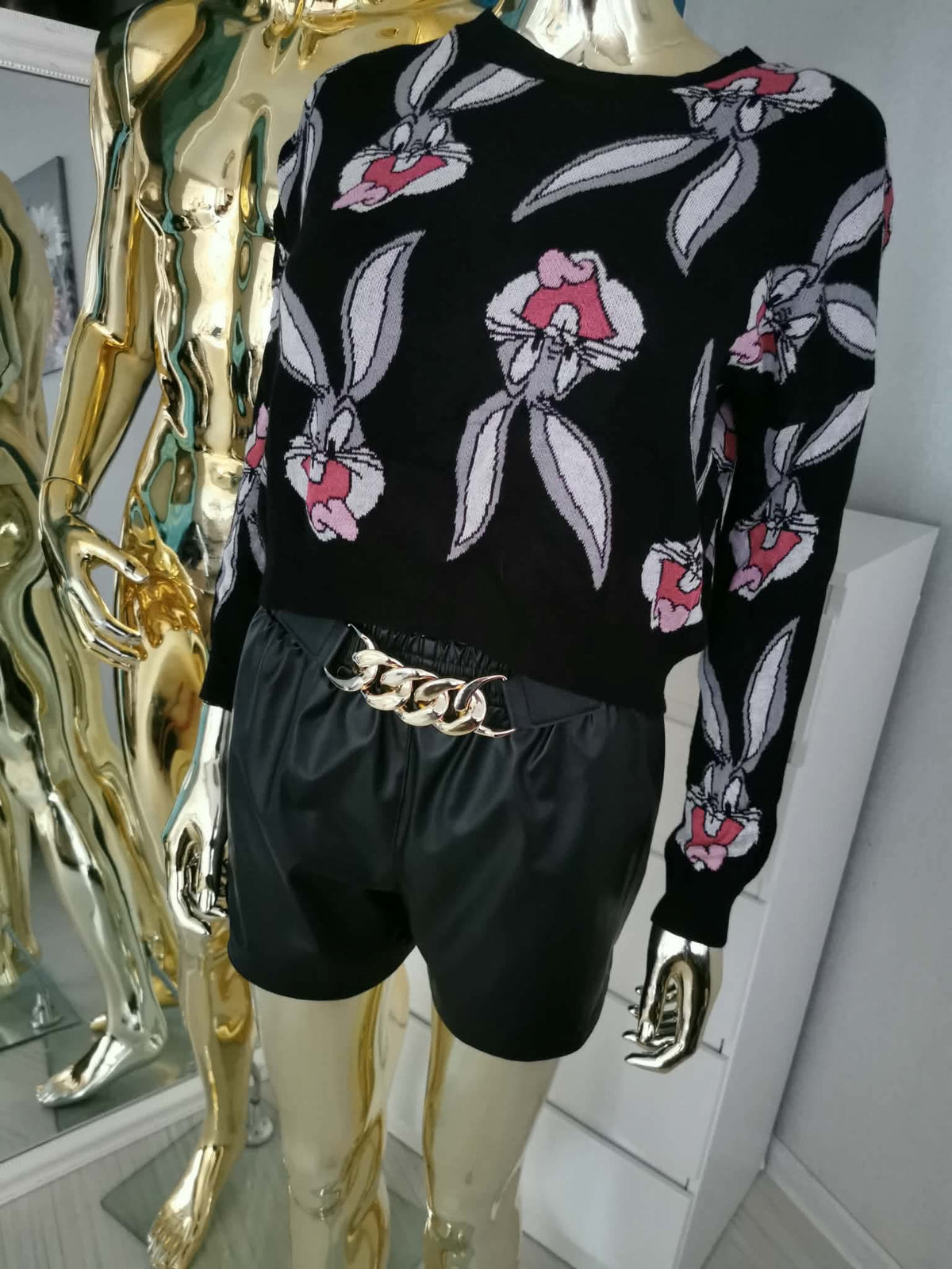 S dydžio žaismingas crop top stiliaus megztinis