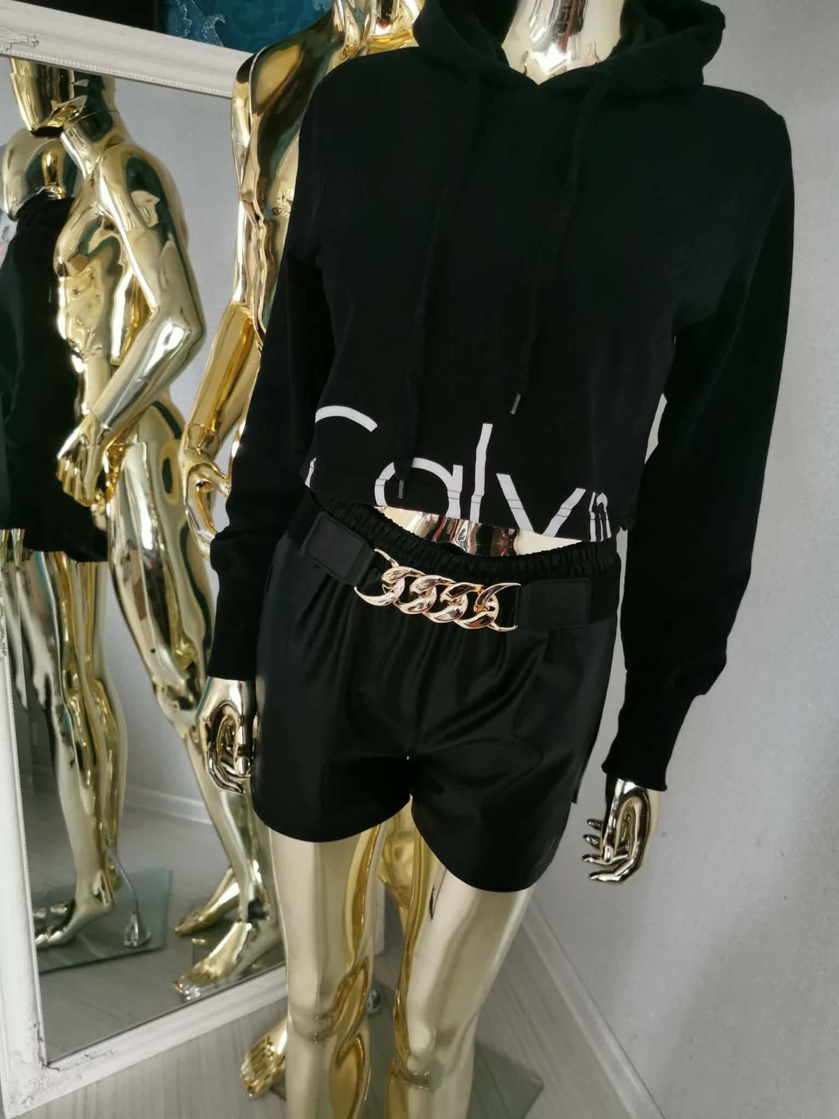 XL dydžio juodas crop top stiliaus džemperis